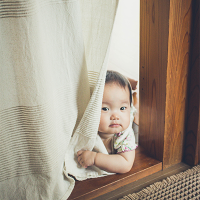 peeping baby/覗く赤ちゃん